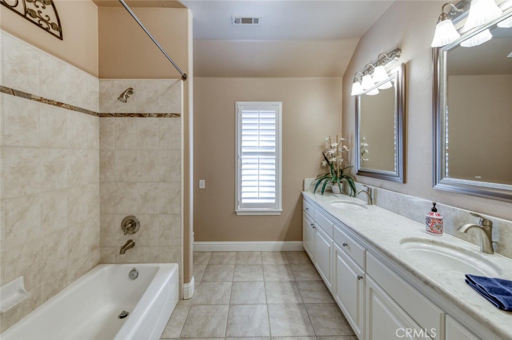 10678 N Medinah Cir, Fresno, CA 93730