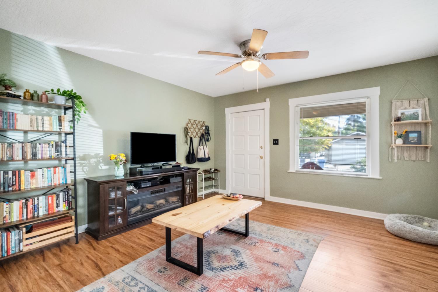1487 N Roosevelt Ave, Fresno, CA 93728