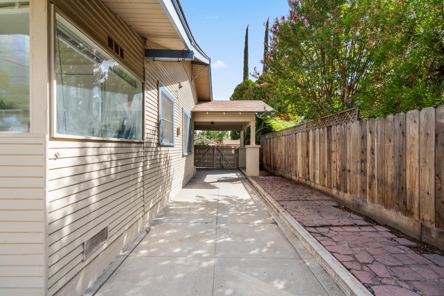 1487 N Roosevelt Ave, Fresno, CA 93728