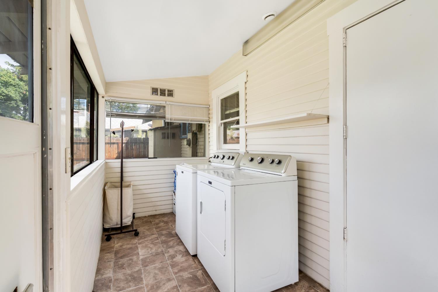 1487 N Roosevelt Ave, Fresno, CA 93728
