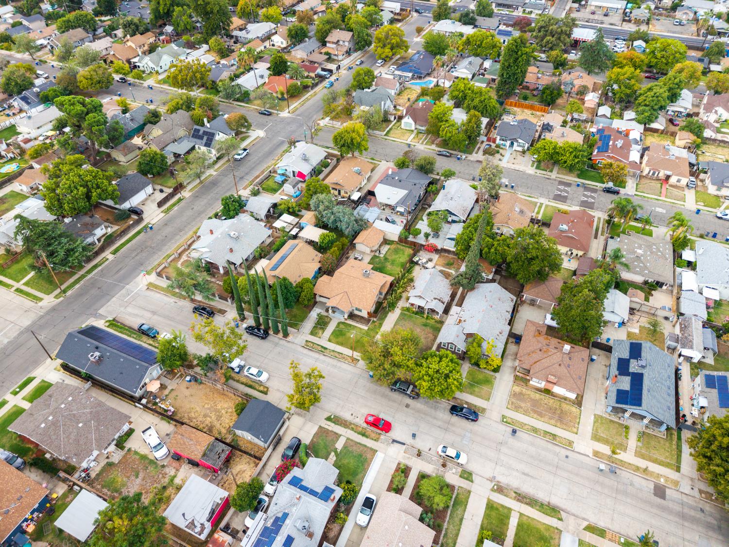 1487 N Roosevelt Ave, Fresno, CA 93728