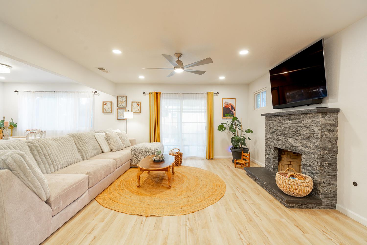 4561 E Norwich Ave, Fresno, CA 93726