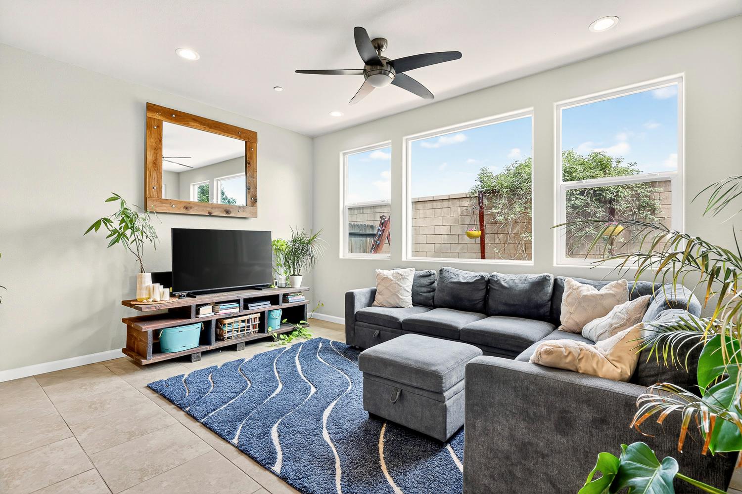 560 N Elise Ln, Fresno, CA 93727