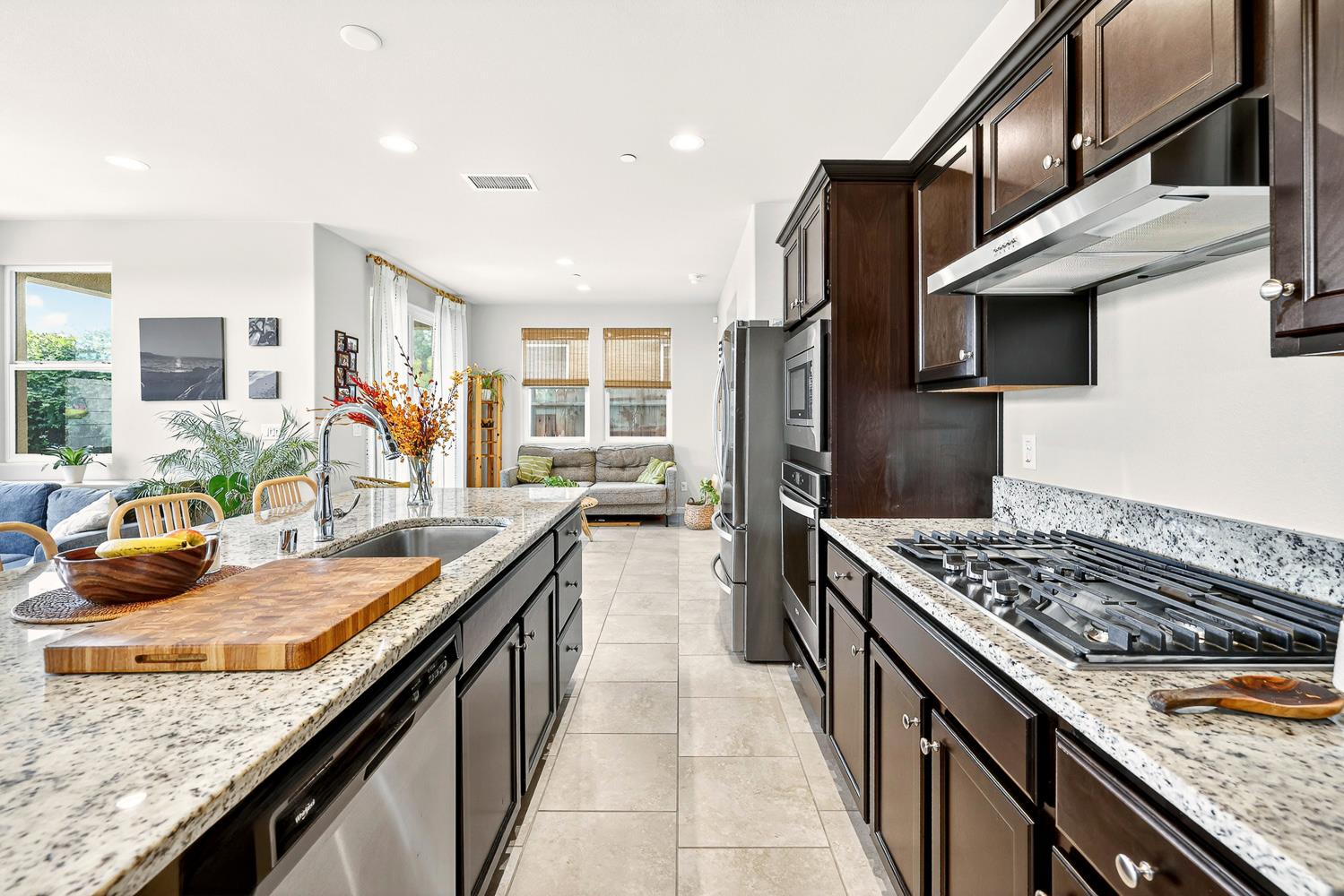 560 N Elise Ln, Fresno, CA 93727
