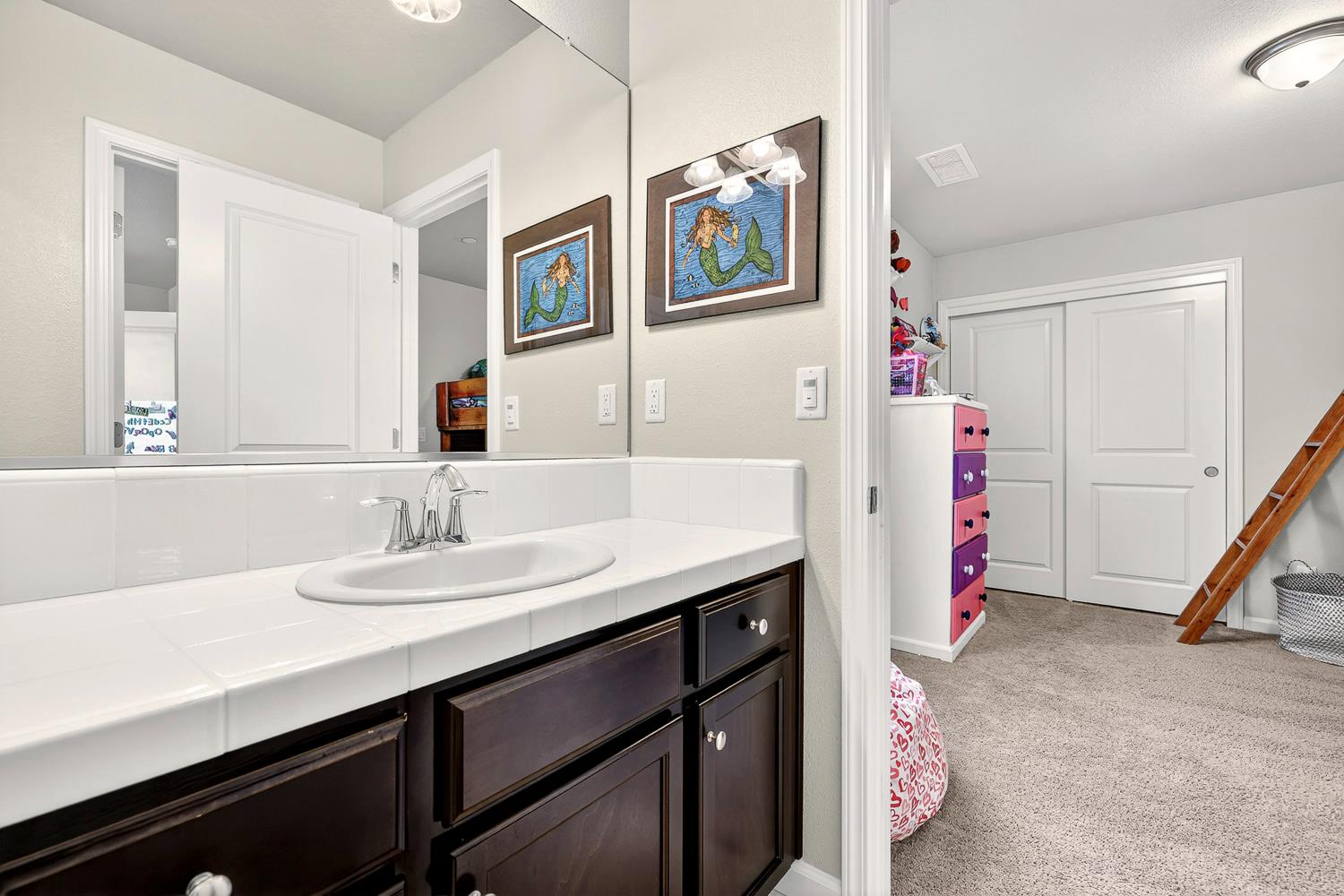 560 N Elise Ln, Fresno, CA 93727