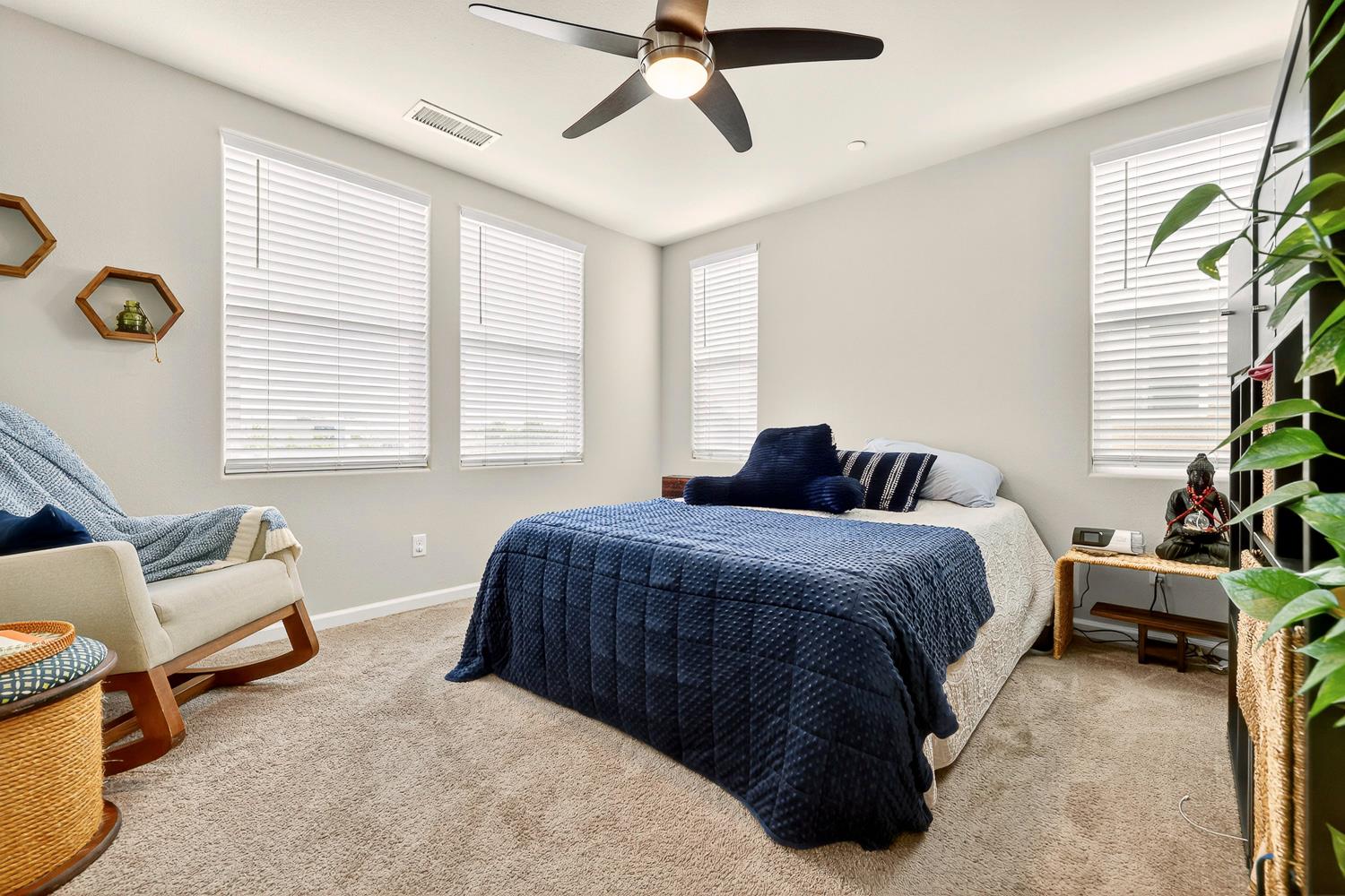560 N Elise Ln, Fresno, CA 93727
