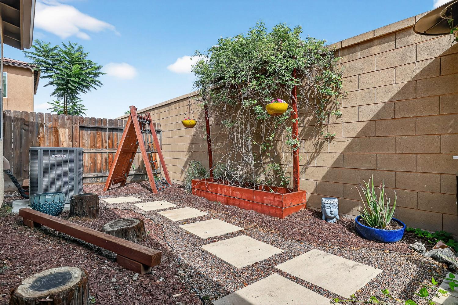 560 N Elise Ln, Fresno, CA 93727