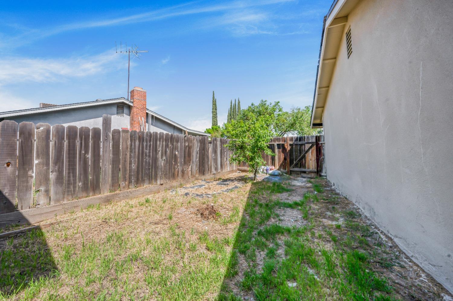 5934 E Dakota Ave, Fresno, CA 93727