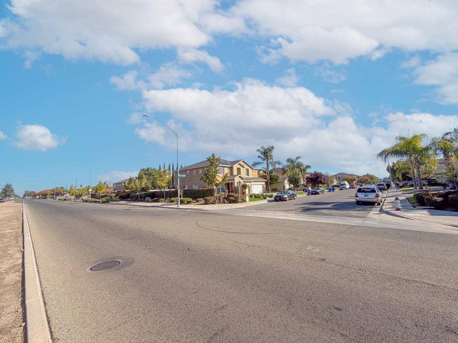 1976 N Belvedere Ave N, Fresno, CA 93722