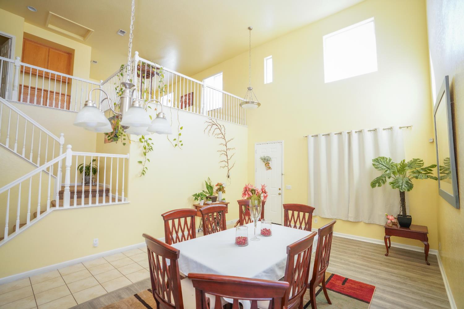 1976 N Belvedere Ave N, Fresno, CA 93722