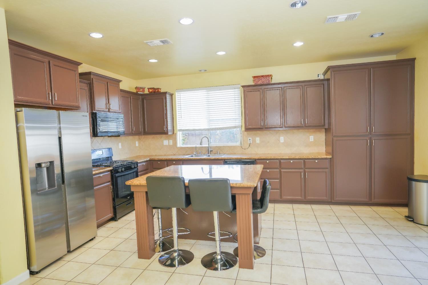 1976 N Belvedere Ave N, Fresno, CA 93722