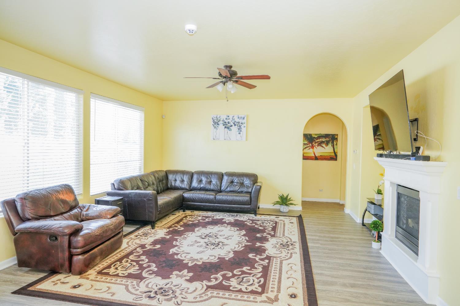 1976 N Belvedere Ave N, Fresno, CA 93722
