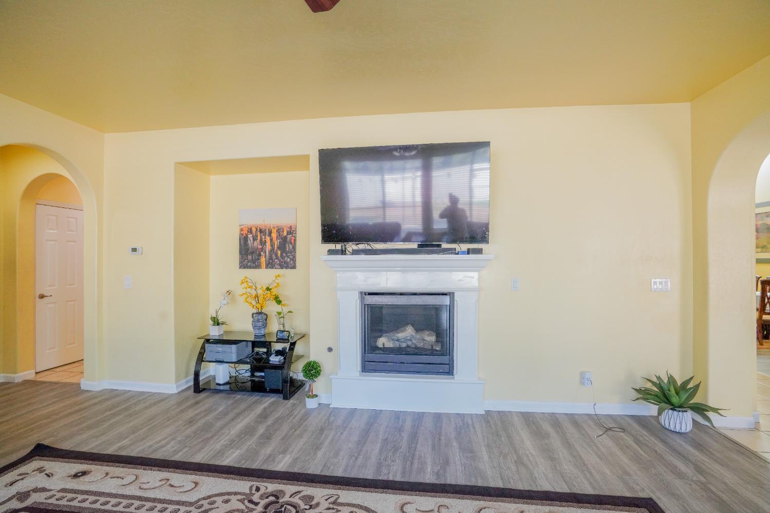 1976 N Belvedere Ave N, Fresno, CA 93722