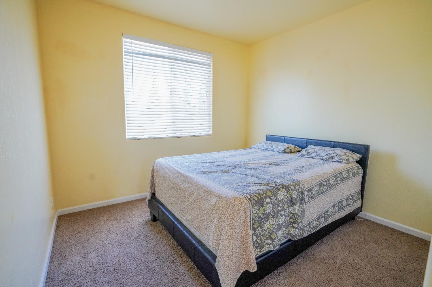 1976 N Belvedere Ave N, Fresno, CA 93722