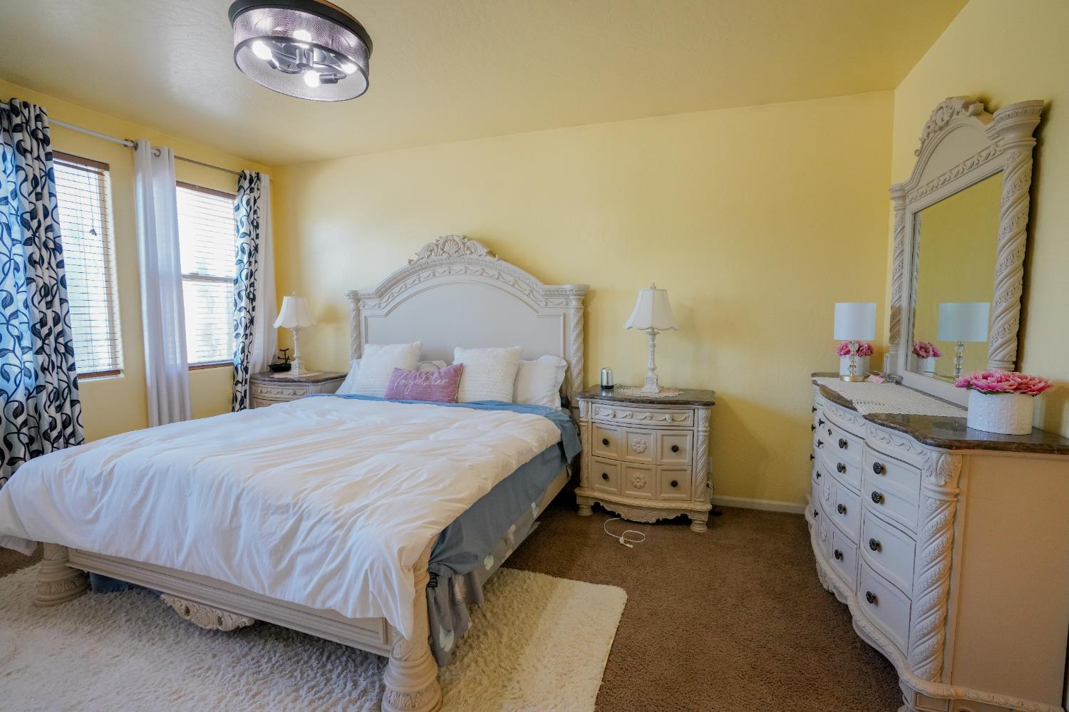 1976 N Belvedere Ave N, Fresno, CA 93722