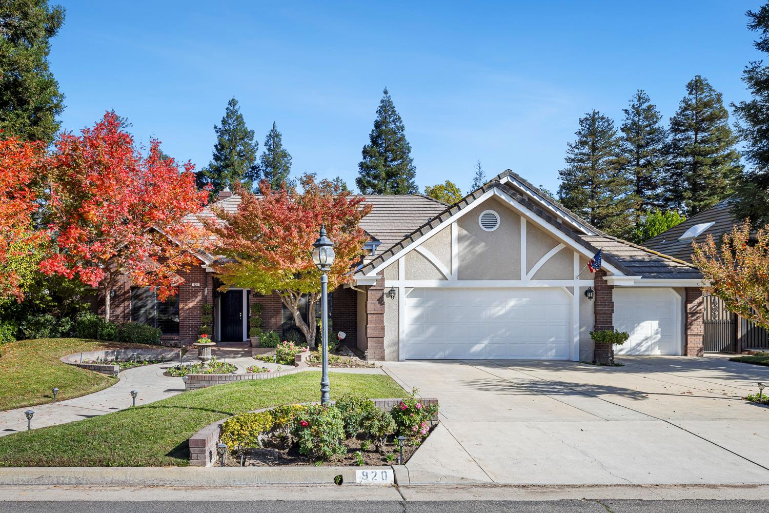 920 E Windsor Cir, Fresno, CA 93720