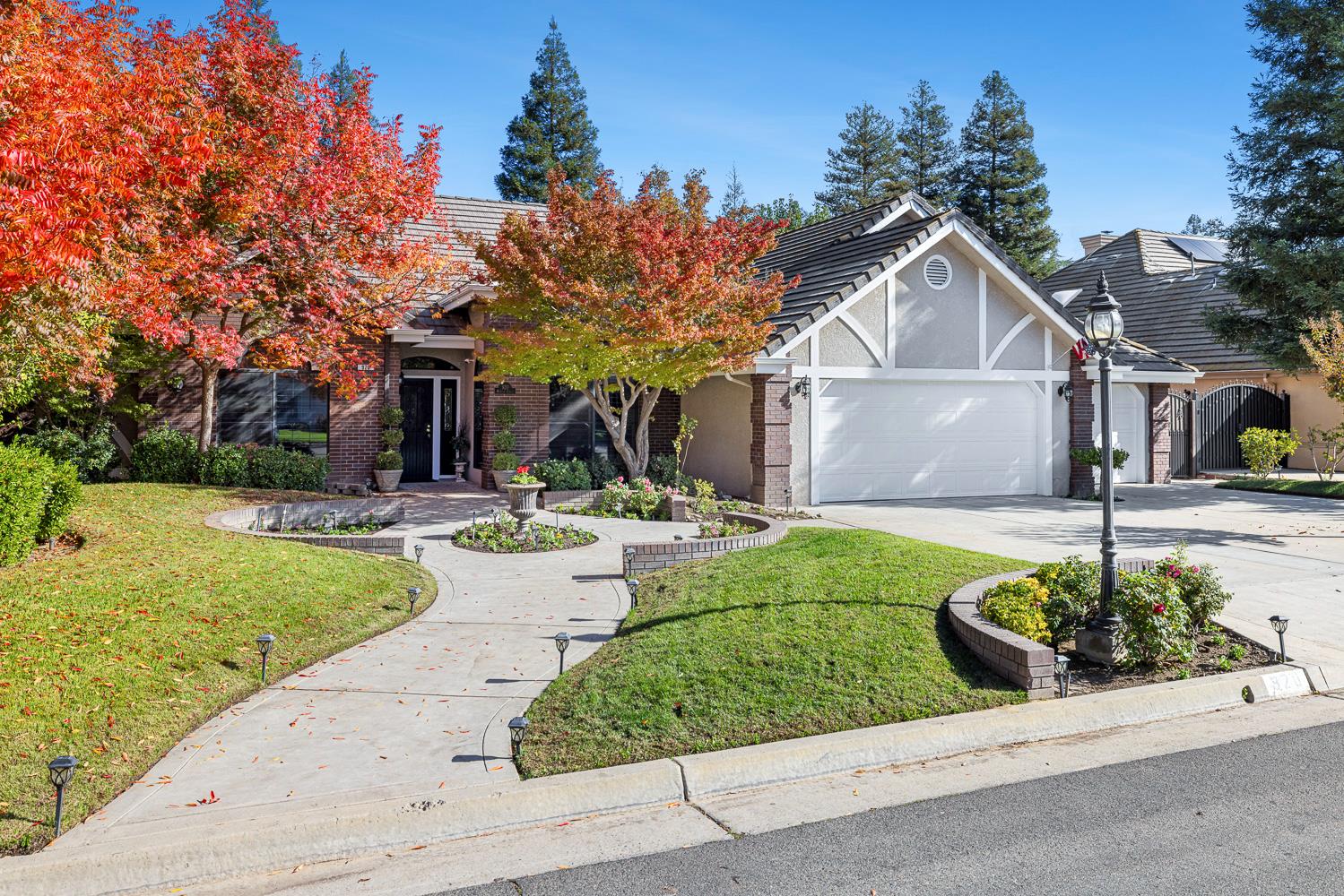 920 E Windsor Cir, Fresno, CA 93720