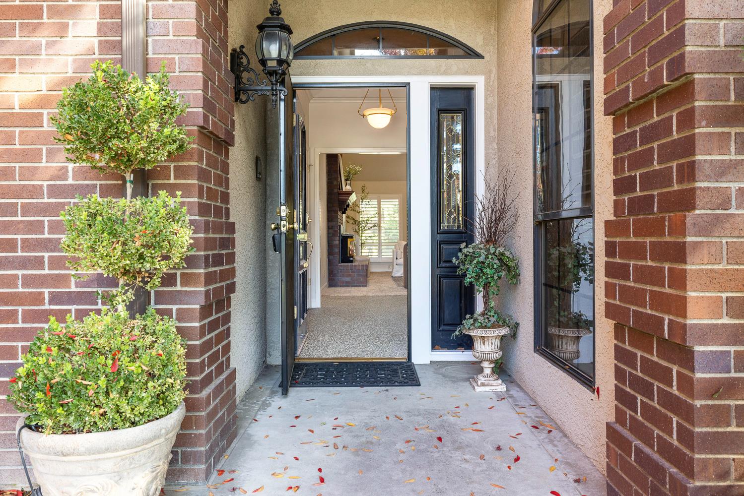 920 E Windsor Cir, Fresno, CA 93720