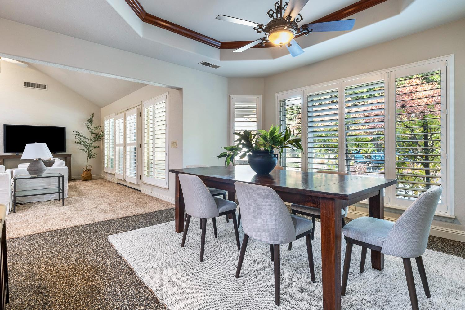 920 E Windsor Cir, Fresno, CA 93720