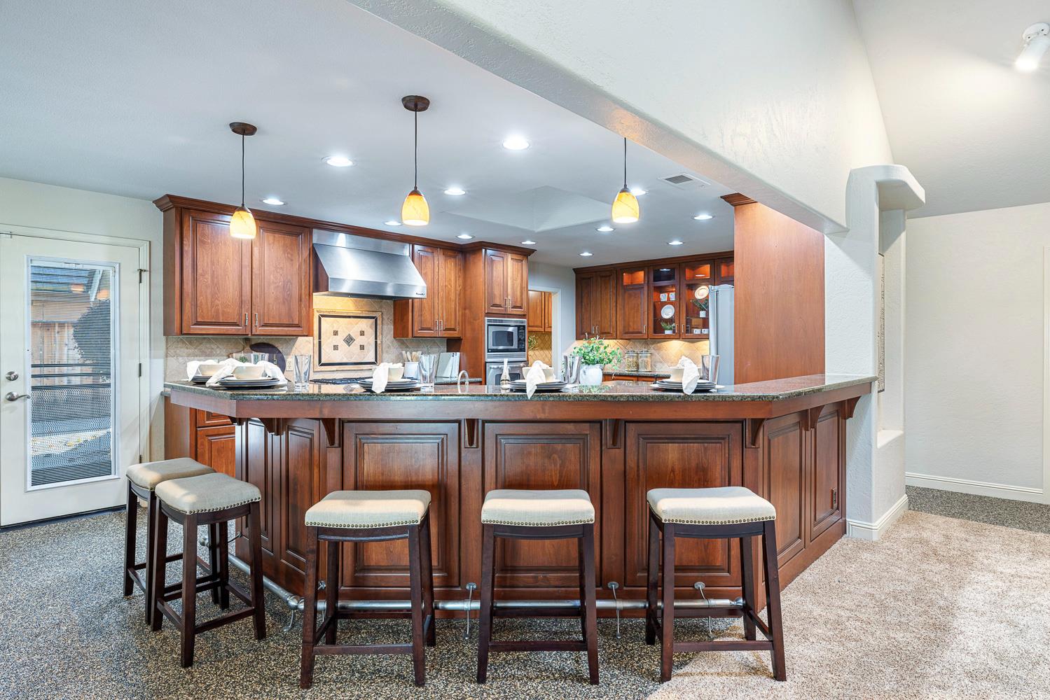 920 E Windsor Cir, Fresno, CA 93720