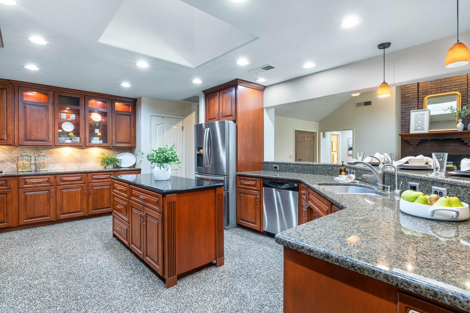 920 E Windsor Cir, Fresno, CA 93720