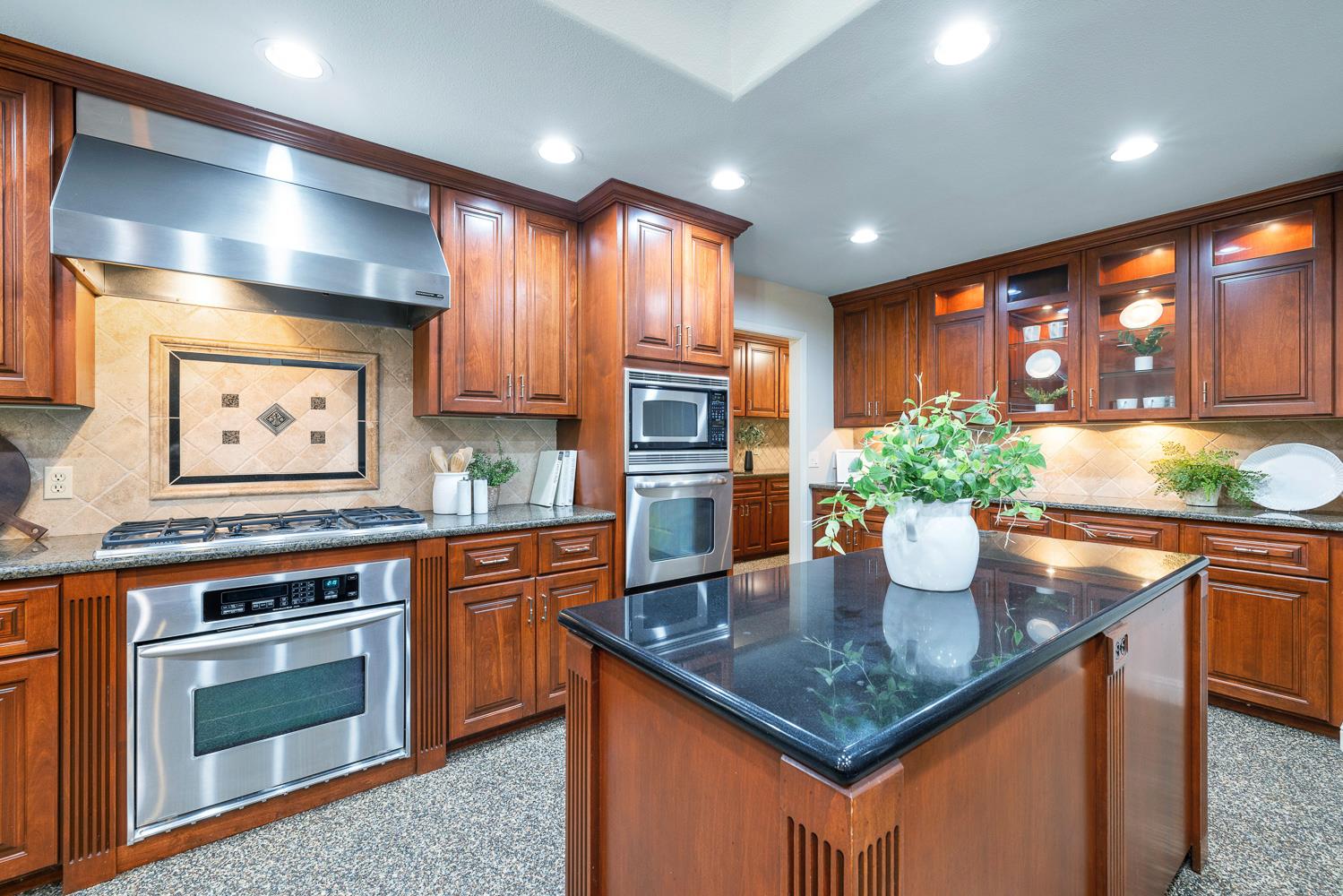 920 E Windsor Cir, Fresno, CA 93720