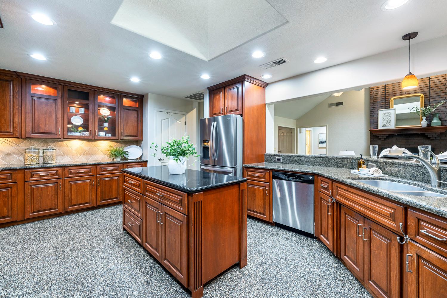 920 E Windsor Cir, Fresno, CA 93720