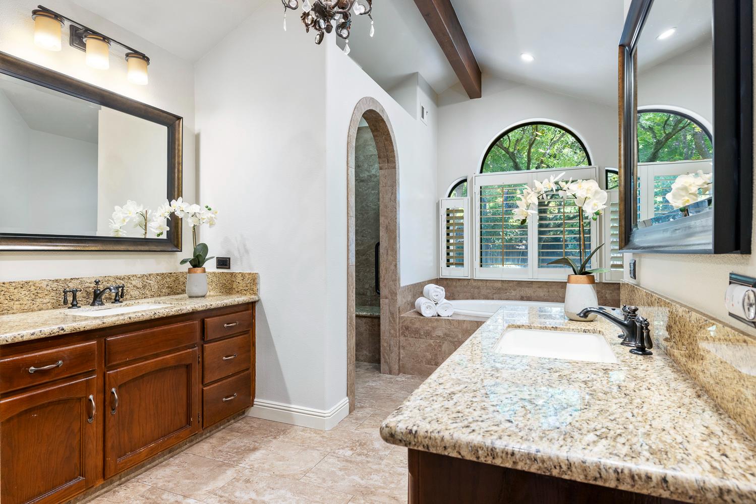 920 E Windsor Cir, Fresno, CA 93720