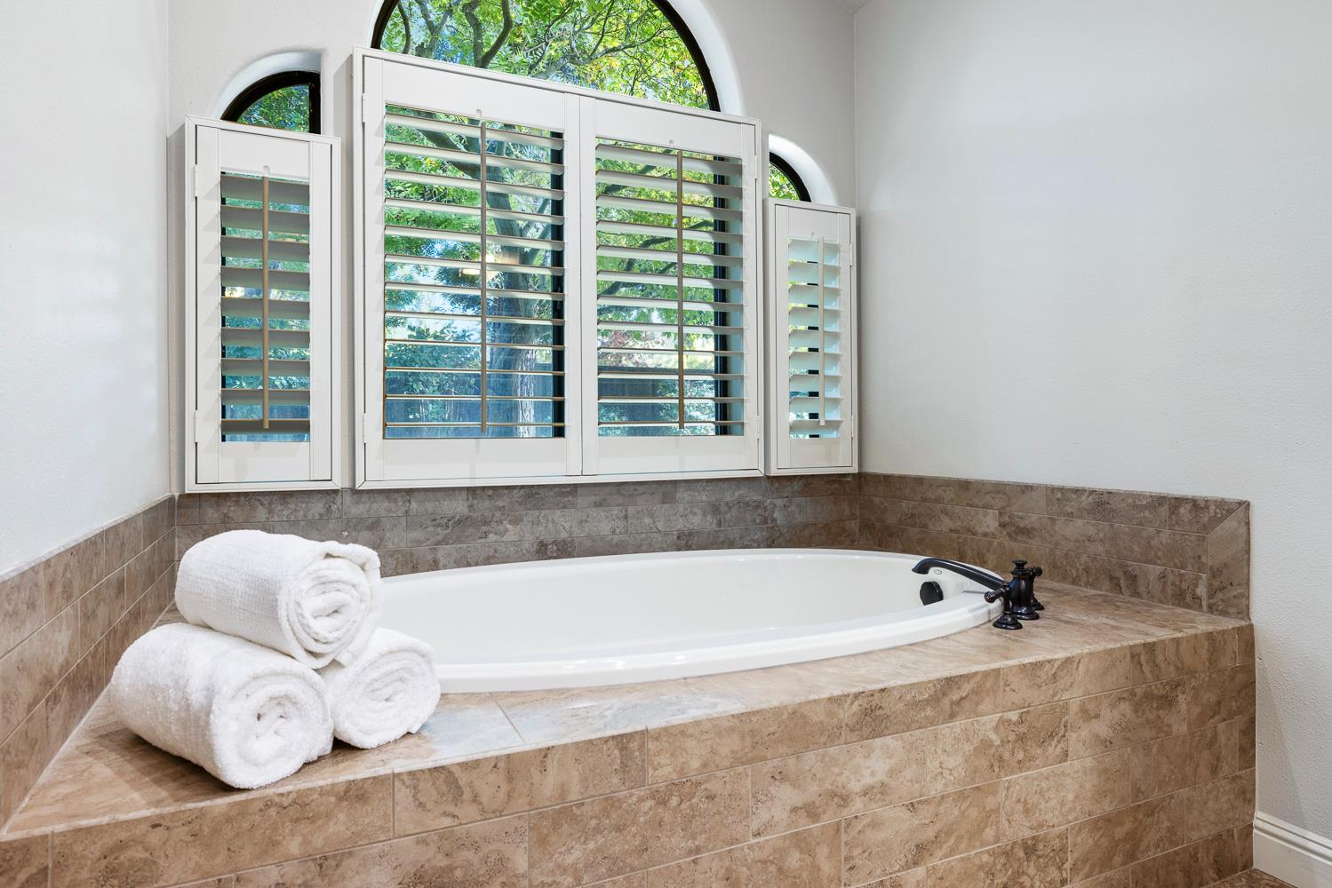 920 E Windsor Cir, Fresno, CA 93720