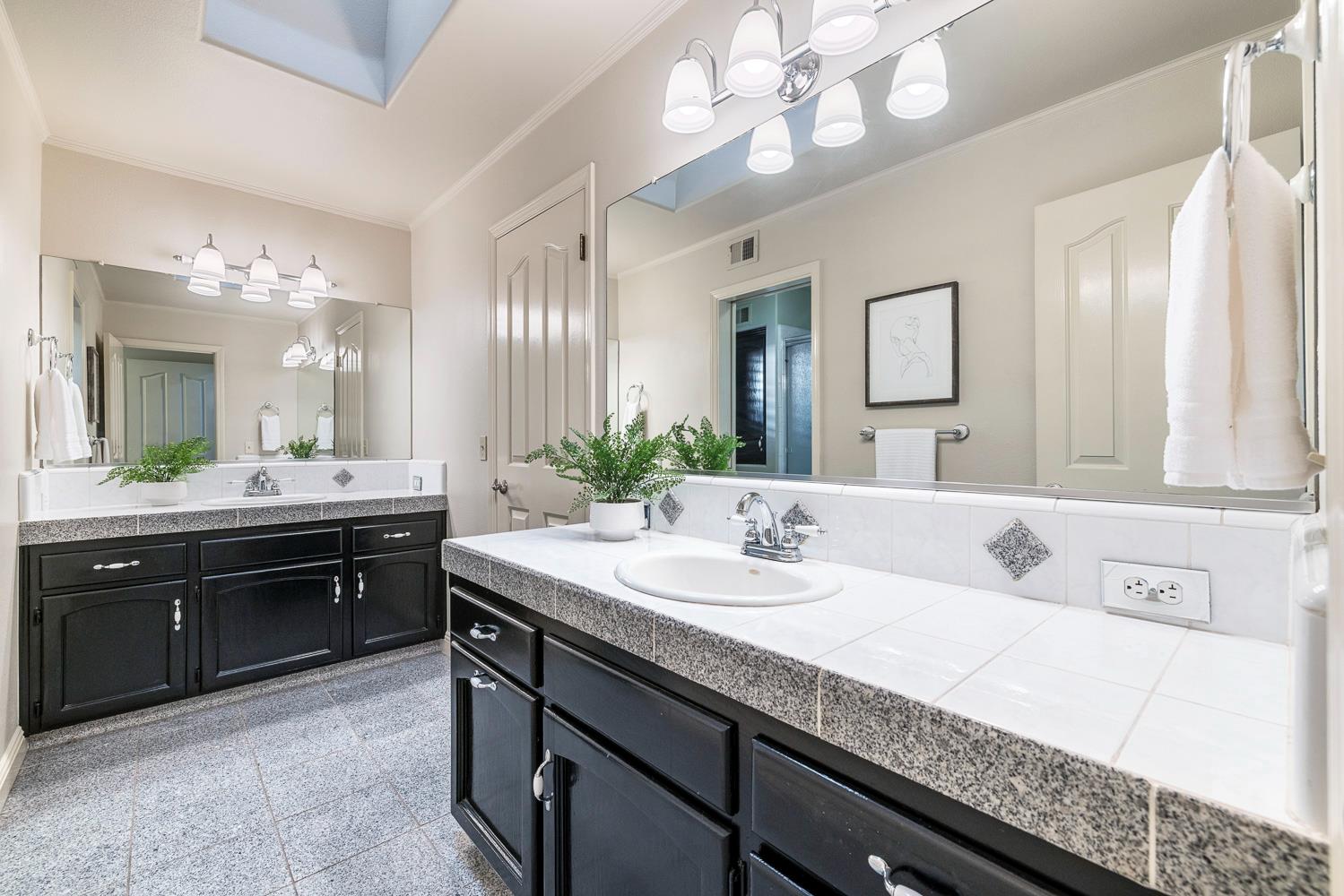 920 E Windsor Cir, Fresno, CA 93720