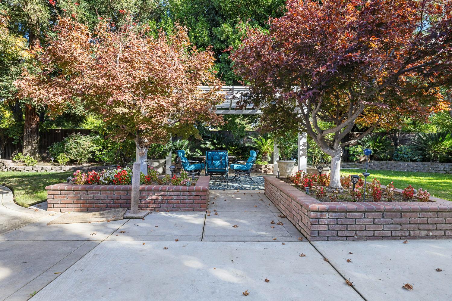 920 E Windsor Cir, Fresno, CA 93720