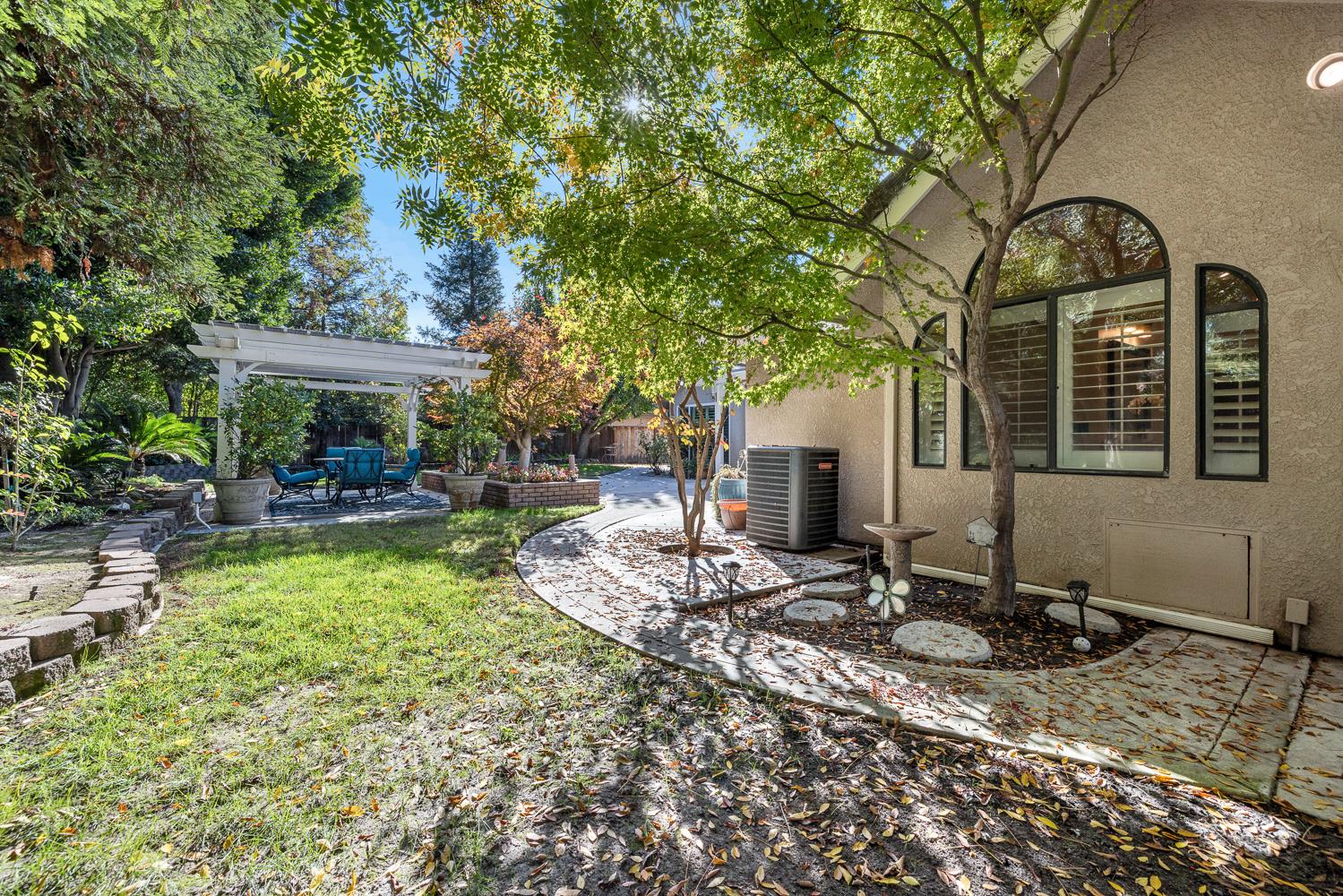 920 E Windsor Cir, Fresno, CA 93720