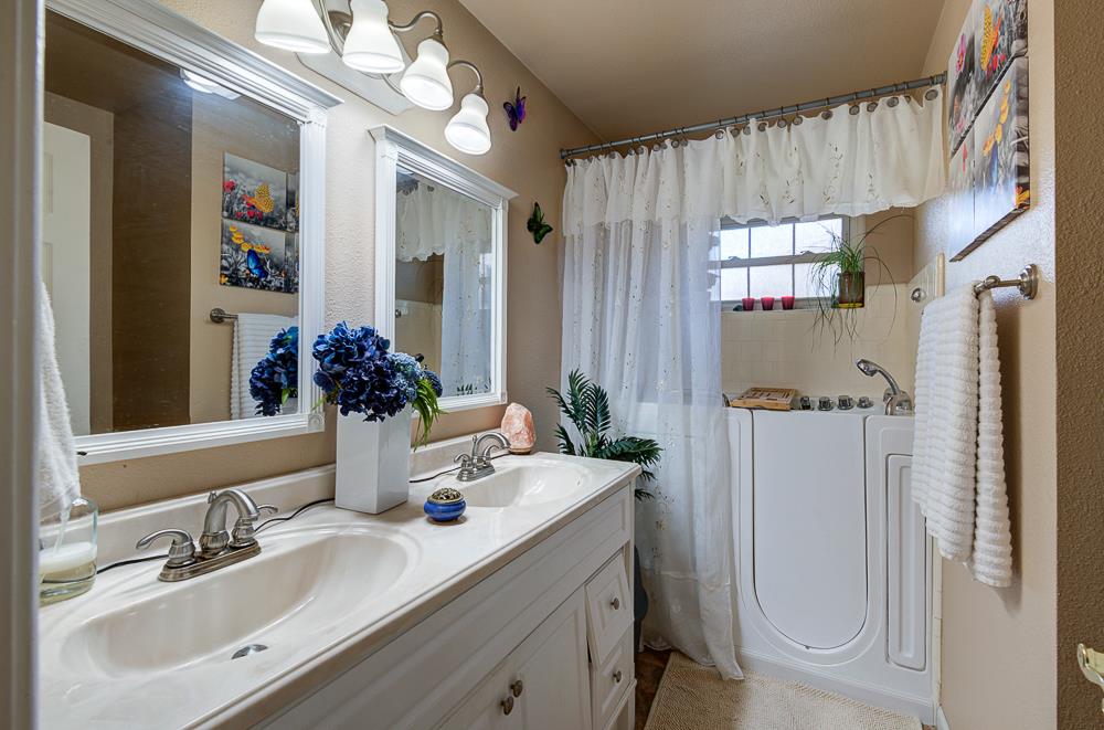 4456 N Dearing Ave, Fresno, CA 93726